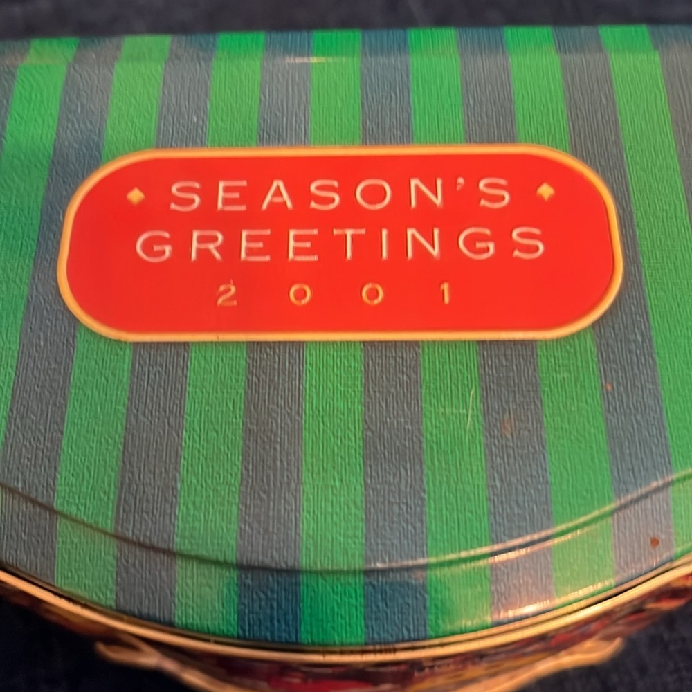 Two Limited Edition Vintage M&Mโs Christmas Tins - Picture 10 of 16